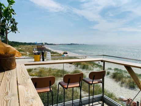 Semesterkänsla på Strandtugg. Njut av oändlig utsikt över havet.