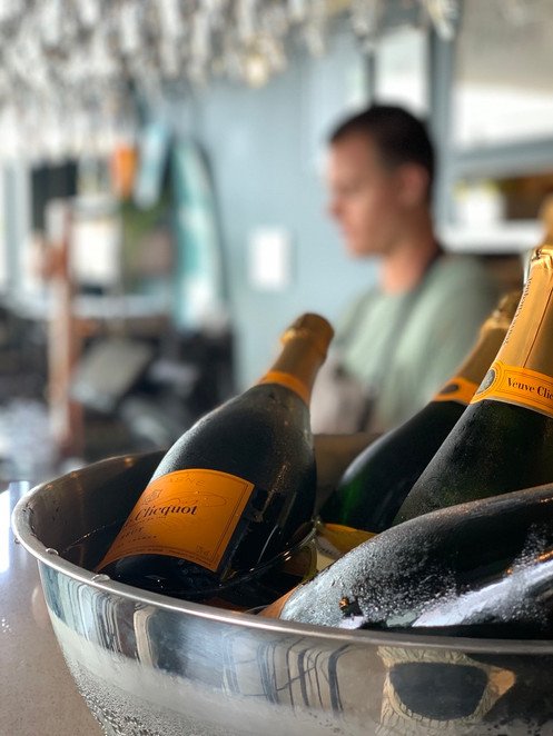 Veuve clicquot på Strandtugg. Sitt med bubblor i glaset på semestern. Lunch, middag, Strandtugg, Kämpinge, Höllviken, restaurang, catering, abonnering.