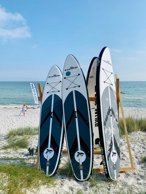 Hyr en SUP av Strandtugg. Under sommar och semester finns dom hos oss. Lunch, middag, Strandtugg, Kämpinge, Höllviken, restaurang, catering, abonnering.