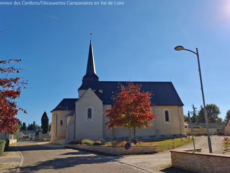 Après la découverte de la cloche de Clefs, nous partons sur la commune voisine de Saint-Quentin-lès-Beaurepaire. Vous l'aurez compris, une cloche occupe le beffroi de nos jours. Coulée en 1881 par les soins d'Auguste GUILLAUME, fondeur au 22-24 rue Plantagenêt à Angers (49), elle fut nommée Renée-Françoise-Frédérique-Perrine.