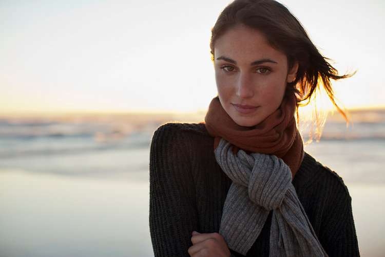 Mujer por el mar