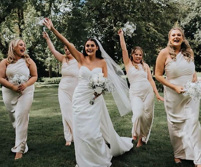 A bridal party with their all white bouquets