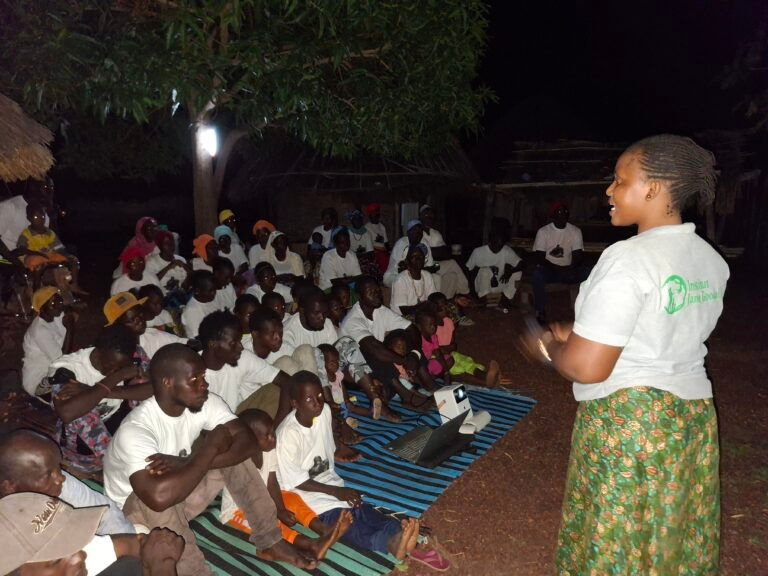 Aïssatou Sy liderando un taller de sensibilización sobre la coexistencia de humanos y chimpancés (© IJGE / Laia Dotras)
