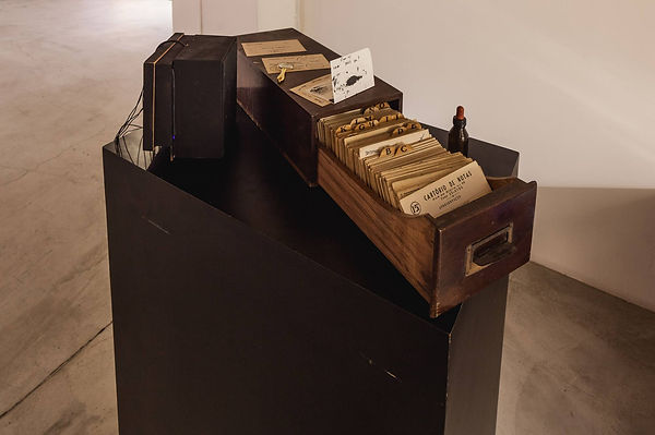 fichário sobre um cará