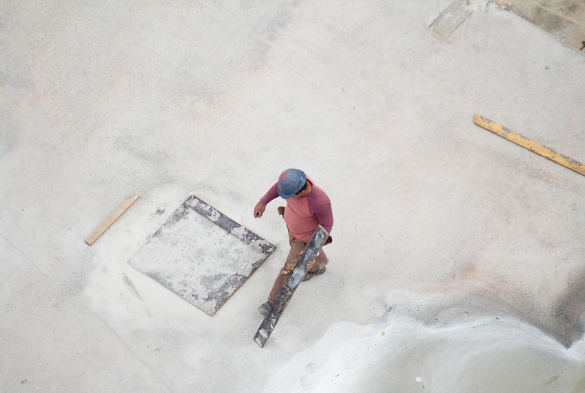 trabalhador da contrução civil anda no sal ou no concreto