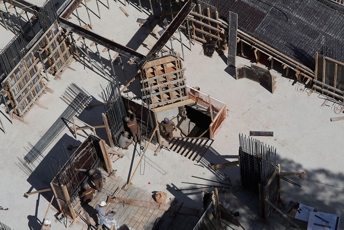 homens morando nos cantos de uma construção