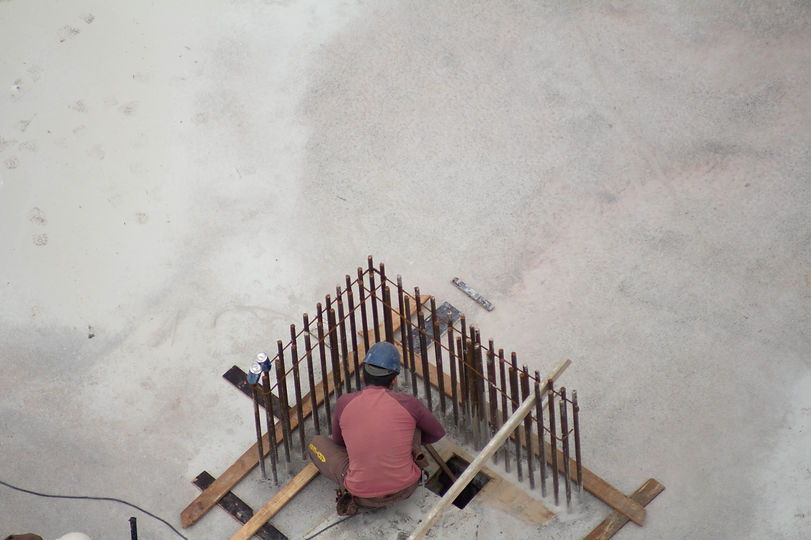 uma casa no trabalho. Homem em um deserto de sal ou concreto.