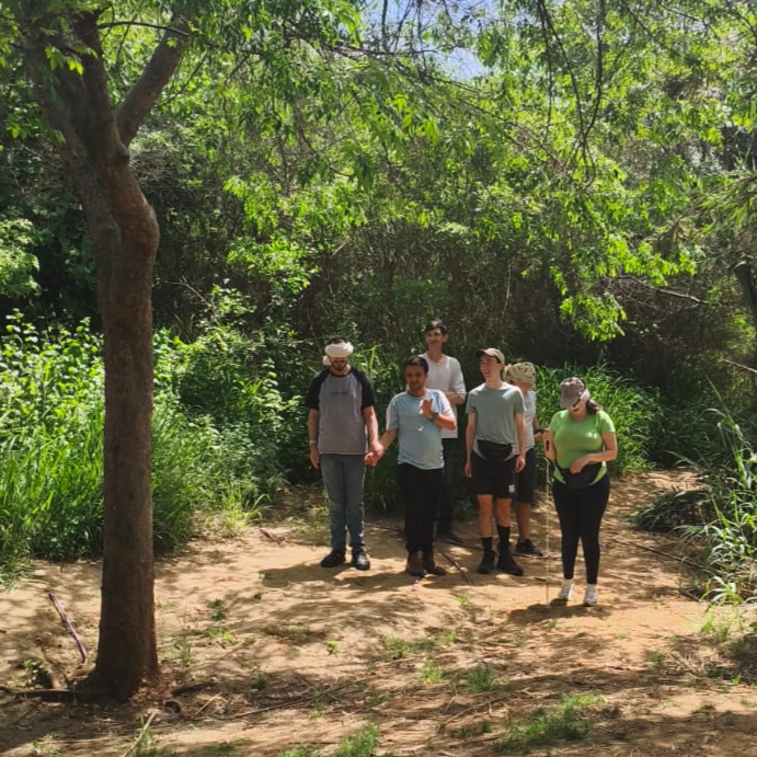 קבוצת בוגרים עם צרכים מיוחדים מטיילת בטבע  במסגרת קבוצת בילוי בטבע שלנו של חופית אמיר