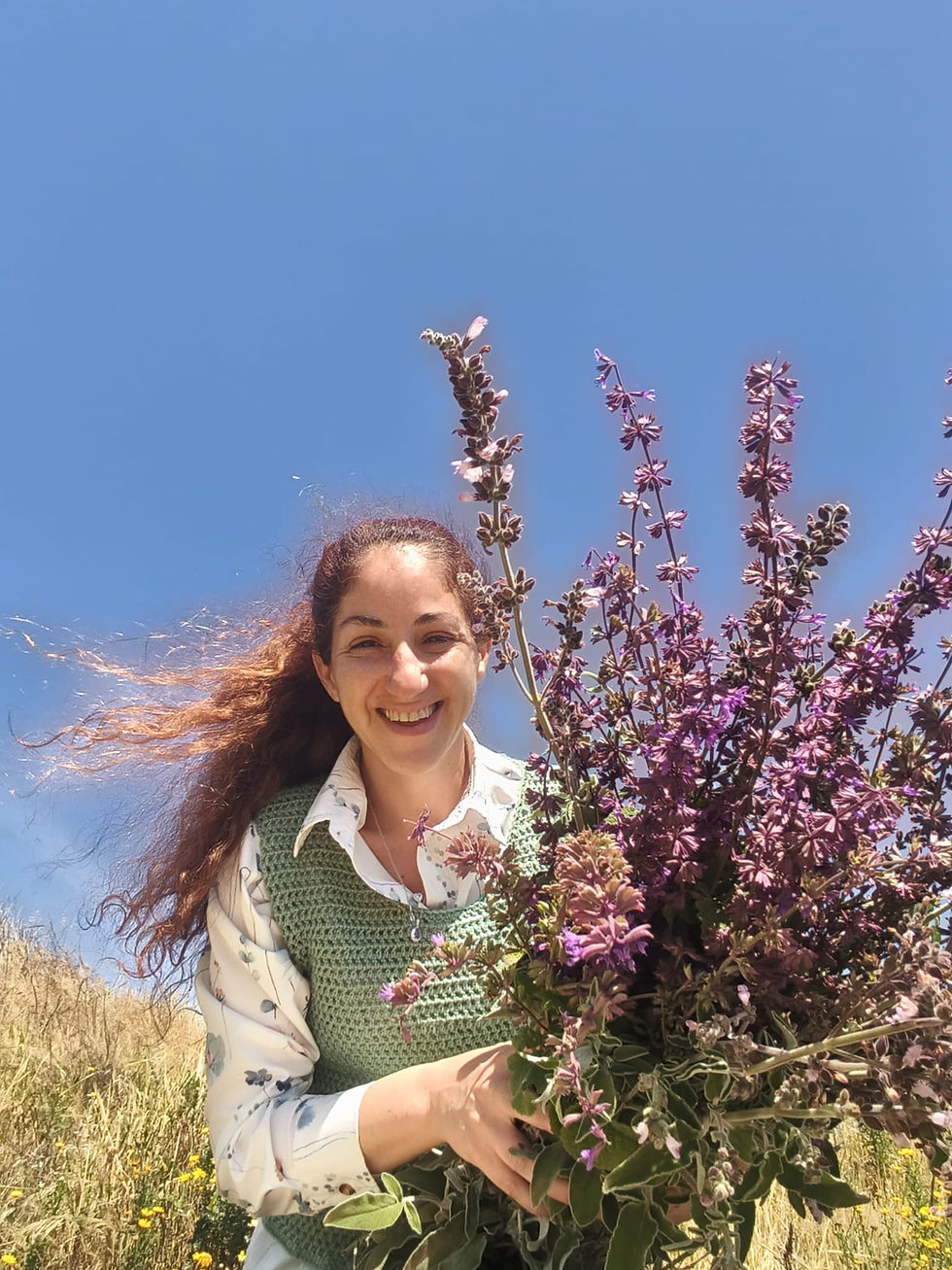 תמונה של חופית אמיר בבחלק של האתר שמספר על חופית ועל הפילות שהיא יצרה