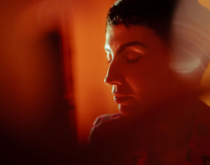 קמא קמילה מסבירה כיצד לכוון את השירה במסגרת שיעורי פיתוח קול