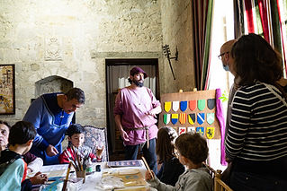 chateau-goudourville-atelier-enfants-scolaire-heraldisme-blason_BYJO-08229.jpg