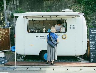 车站前有一家名为“Shimonada Coffee”的咖啡摊。
