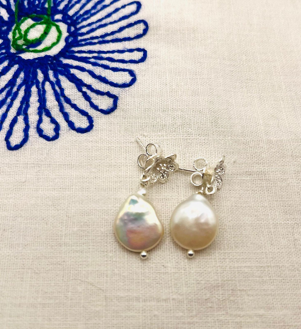 Thumbnail: Flower pearl earring