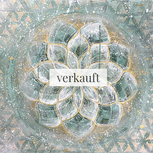 Mandala Kunstwerk in grün, weiß und gold