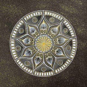 Mandala-Kunstwerk in weiß und gold auf schwarzem Untergrund