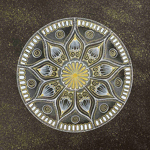 Mandala-Kunstwerk in weiß und gold auf schwarzem Untergrund