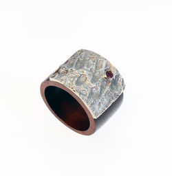 BAGUE BOIS DE PALISSANDRE, ARGENT ET TOURMALINE ROSE