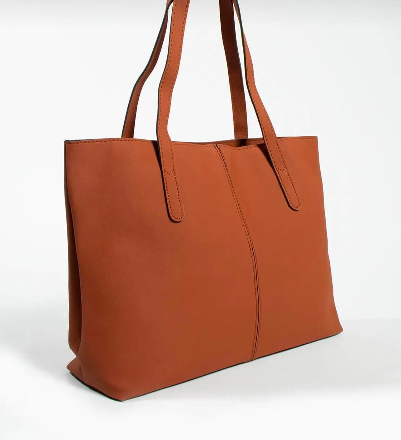 Geniş Klasik Omuz Çantası
Kadın Çantası
Günlük Kadın Çantası
Şık Kadın Çantası