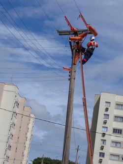 ELETRICISTA EM LINHA ENERGIZADA