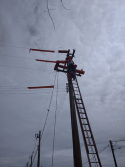 ELETRICISTA EM LINHA ENERGIZADA