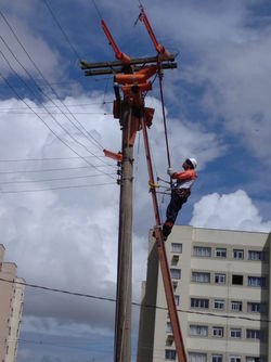 ELETRICISTA EM LINHA ENERGIZADA