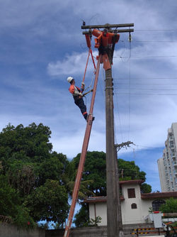 ELETRICISTA EM LINHA ENERGIZADA