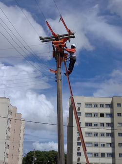 ELETRICISTA EM LINHA ENERGIZADA