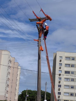 ELETRICISTA EM LINHA ENERGIZADA
