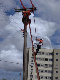 ELETRICISTA EM LINHA ENERGIZADA