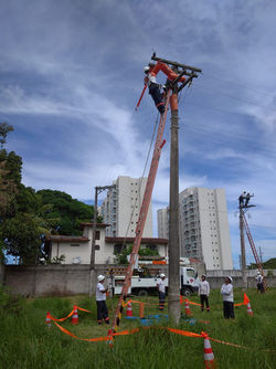 ELETRICISTA EM LINHA ENERGIZADA