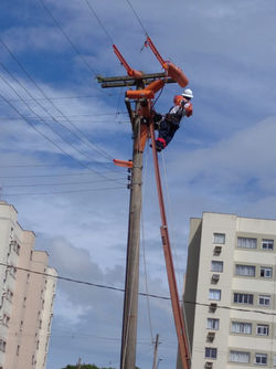 ELETRICISTA EM LINHA ENERGIZADA