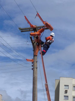 ELETRICISTA EM LINHA ENERGIZADA