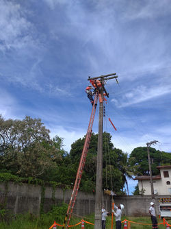 ELETRICISTA EM LINHA ENERGIZADA