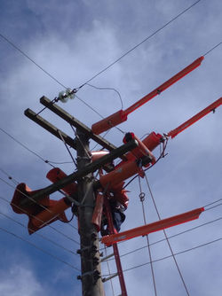 ELETRICISTA EM LINHA ENERGIZADA