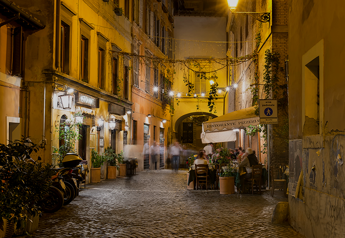 Calle nocturna encantadora