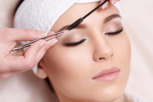 Wimpern und Augenbrauen zupfen in Berlin Mitte