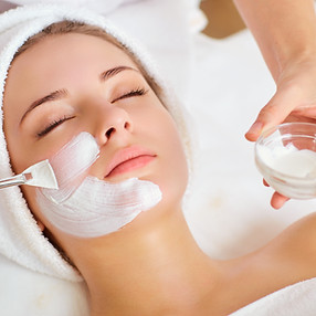 une femme en train de se faire poser un masque sur le visage