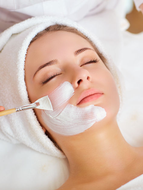 Application au pinceau d'un soin du visage. Envoie à la page des soins visage.