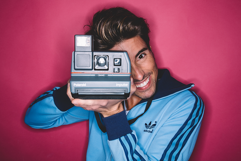 Aaron Cobos contenido publicitario advertisement comercial anuncios redes sociales instagram