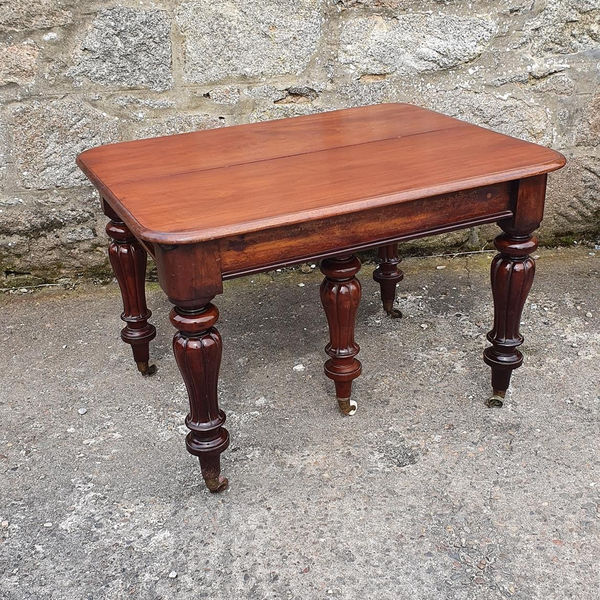 Antique Victorian ‘5 Leg’ Extending Dinning Table.
