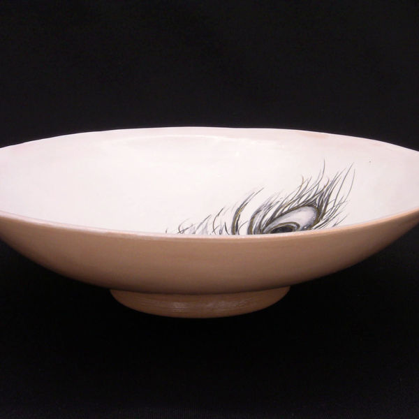 Coupe en faïence entièrement faite main. 
Décor noir et or sur fond blanc satiné. Dessous couleur orangée aspect brillant.
Diamètre 19 cm hauteur 4,5 cm
