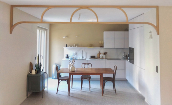 Le bandeau verrière permet de délimiter deux pièces tout en conservant un espace ouvert.
Le choix du chêne mêlé aux courbes élégantes réchauffent doucement cette cuisine moderne.