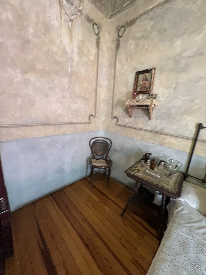 Note the decorative molding on the walls...the architectural and decorative details in this building are stunning!