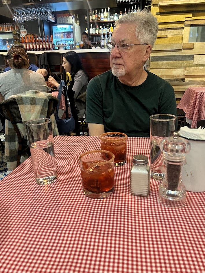 Pat, with our drinks (undoubtedly mezcalitos con fruta roja), awaiting the arrival of our pizza & salad