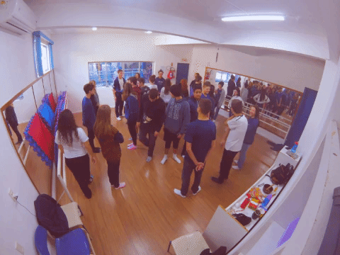 GIF com jovens se movimentando em sala de aula.