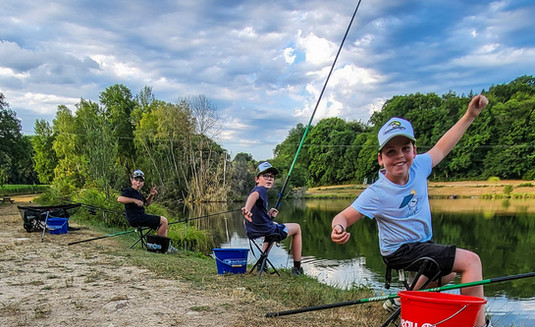 stages et camps de pêche dans le Limousin, vos vacances pêche junior et adolescents, pêche carpe, pêche en bateau, pêche du bord, carpe