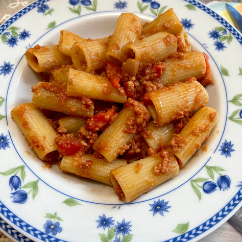 Rigatoni al ragù con i peperoni