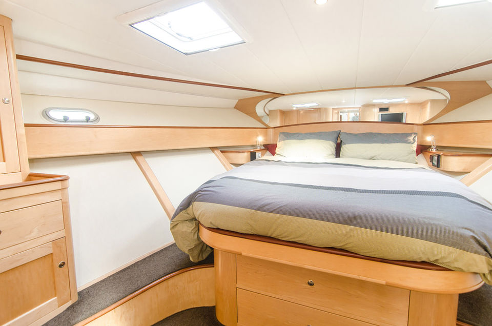Bedroom double bed