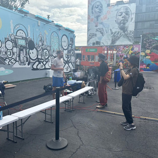 アーティスト同士の会話と撮影する人