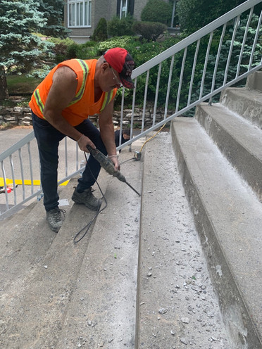 Andre Tremblay en train de réparer le beton